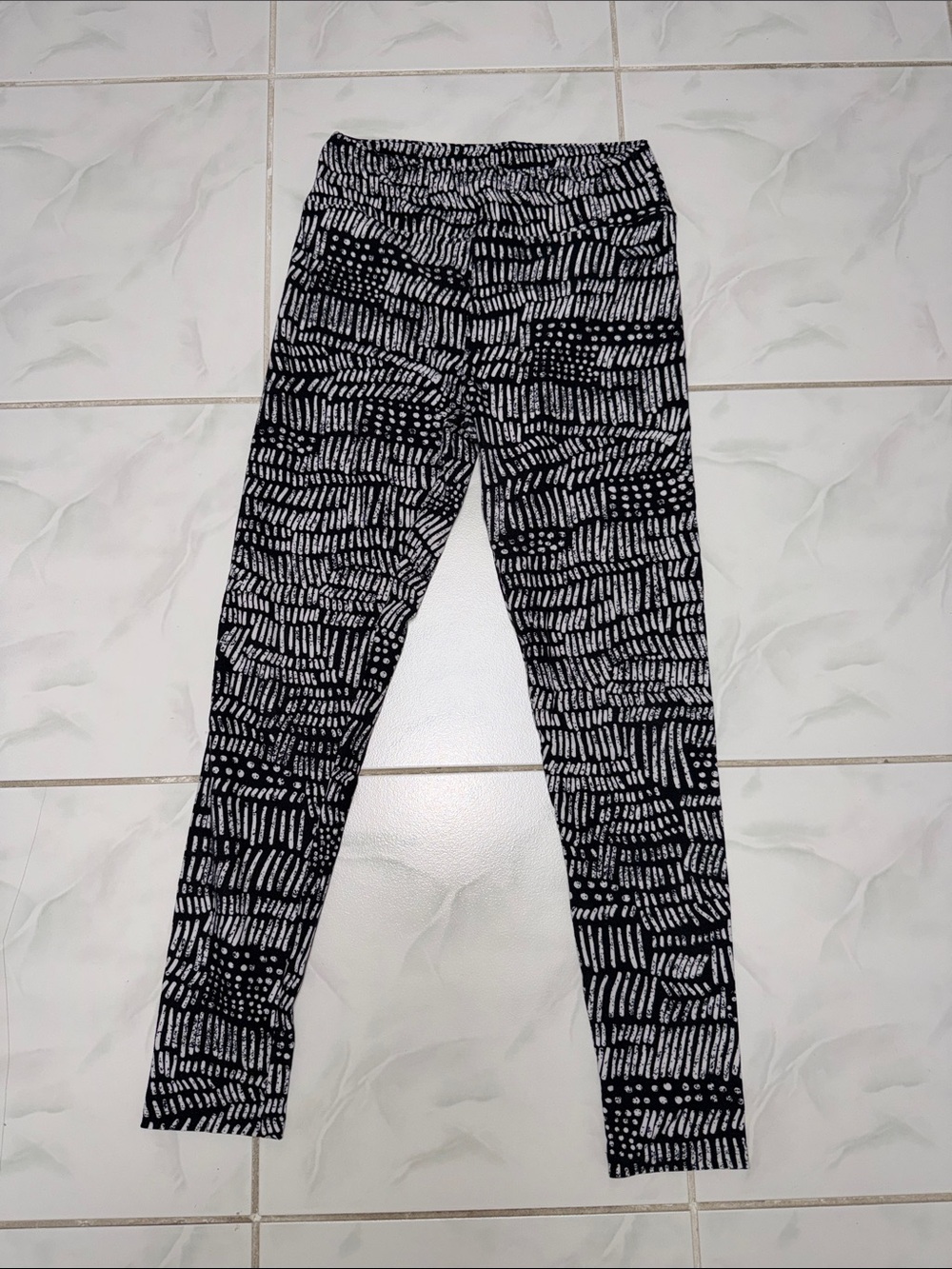 LuLaRoe Black and White Abstract Pattern Leggings